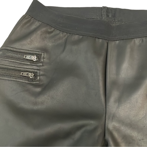 Black faux leather leggings (unbranded), with elastic band in the waist. - Picture 4 of 8